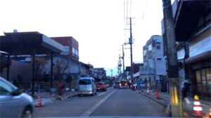 アーケードの撤去がほとんど終わった燕大通商店街