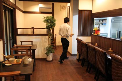  木を多く使った落ち着ける店内