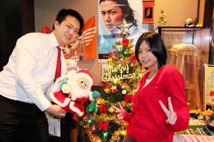 サンタクロースを代行するスマイルサンタプロジェクトを行うお笑い集団「笑健」代表の近藤さん(左)と漫才コンビ「根菜」で相方を務める斉藤さん
