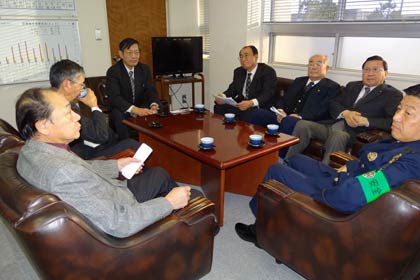 三条市交通安全協会役員らと小林三条署長で歓談