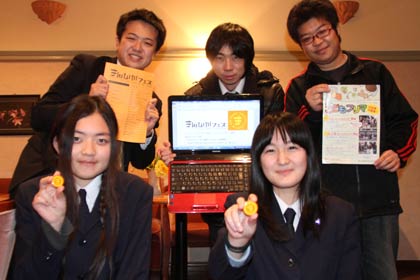 15日に三条市・パルム2で初めて開かれた「X'masまんなカフェ×こどもフリマ」に向けて12日、打ち合わせを行った、まんなかフェス実行委員会のメンバー