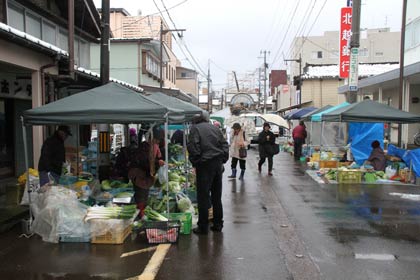  移転から1カ月、本格的な雪が降って初めて燕市露店市場「3・8の市」で穀町商店街では三条マルシェで使われているのと同じタイプのアウトドアメーカーのテントが並んだ