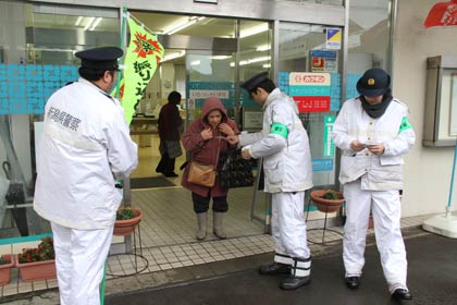 北越銀行燕支店前で来店者にオレオレ詐欺防止広報ステッカーを配布