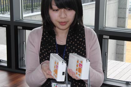  燕市がことし2月から頒布している汎用FMラジオ、右が旧タイプ、左が改良版の新タイプ