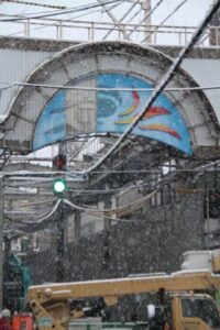 12日、正面の頭上に設置された装飾のほとんどが撤去されたサンロード宮町オーバーアーケード