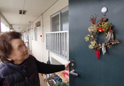 松崎さんが三条市の花や木の実で作ったクリスマスリース