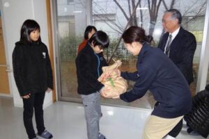 特別養護老人ホーム「第三平成園」に総合的学習で栽培したコメ「七谷米」15キロを寄付した加茂市立七谷小学校