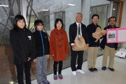  七谷小5年生と「第三平成園」の職員で