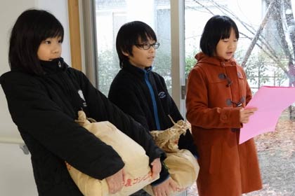  メッセージを読み上げる児童