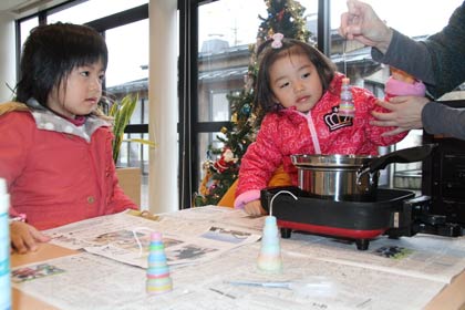 クリスマスにちなんで道の駅国上のふれあいパーク久賀美で行われたキャンドル作り体験教室