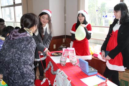15日にパルム2で開かれた「X'masまんなカフェ×こどもフリマ」