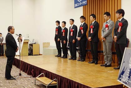 卒業生8に感謝の言葉を贈る大西会長