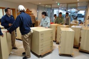特別養護老人ホーム「第三平成園」に寄付した加茂桐箪笥50さおを設置する加茂箪笥協同組合
