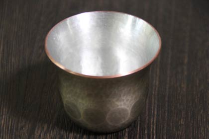 本宮さんの初めての公式グッズは玉川堂の鎚起銅器のぐいのみ