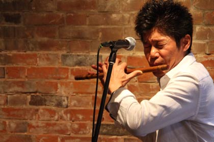 熱演する狩野泰一さん
