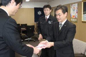 燕市内の公私立の保育園と幼稚園、小中学校に消臭・除菌水「セラ」431本寄付し、鈴木市長に目録を手渡すホクエツの浅野社長