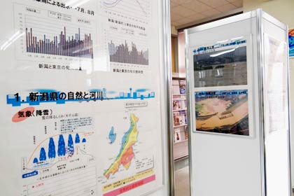 三条地域振興局が県立新潟県央工業高校の図書室に設置した「水害アーカイブ（災害の記憶・記録コーナー」
