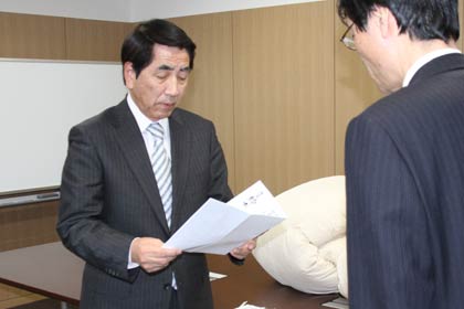 目録を読み上げる山下社長