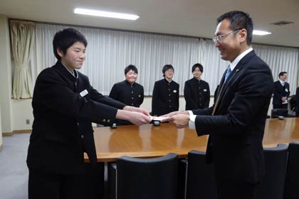 県中学校新人卓球大会で優勝、全国大会出場を決めて報告に訪れた第三中卓球部の石月部長に国定三条市長から三条市の激励金を手渡す
