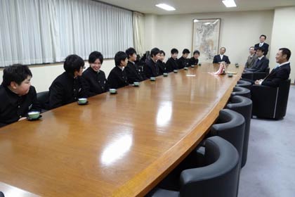 三条市役所を訪れた第三中卓球部