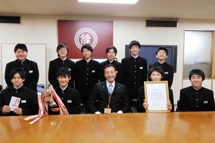 国定市長を囲んで記念撮影する第三中卓球部の部員