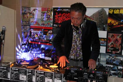 22日に初めてのクラブイベント「10006 night」を開く「ディミルシス」でレコードを回す代表の倉茂さん
