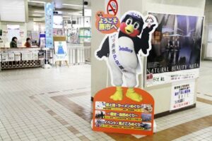 JR燕三条駅の改札内に燕市PR隊鳥として燕市をPRする東京ヤクルトスワローズのマスコット「つば九郎」のパネル