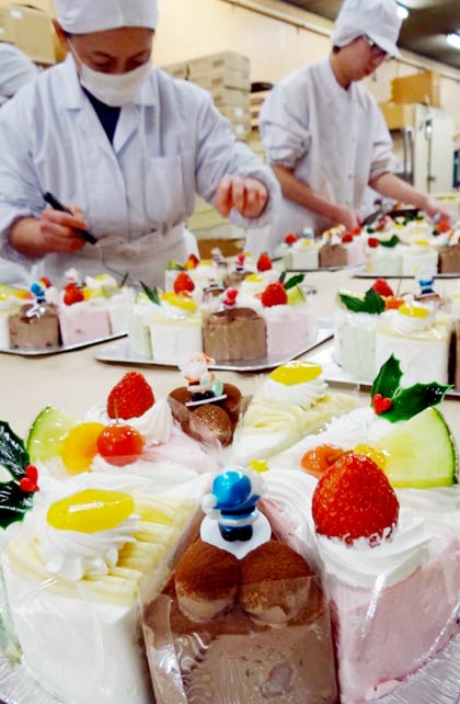 クリスマスケーキ作りに追われるヤマトヤ直江工場