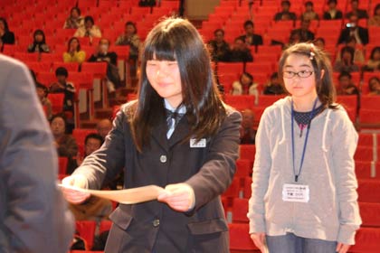 「Jack & Betty教室」の修了式で小学生と中学生の代表者に修了証を贈呈