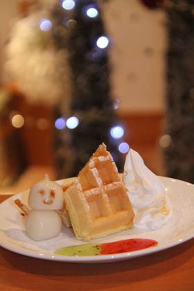 25日開かれる「KINATTE」と「みんくる」のコラボ第2弾クリスマス会の体験「ワッフルをデコってみよう」で作るワッフルのサンプル