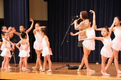 本宮宏美さんのサードアルバム『響』リリース記念ライブの初日22日に本宮さんの曲にあわせて演技する燕市ジュニア新体操クラブの子どもたちが本宮さんとリハーサル
