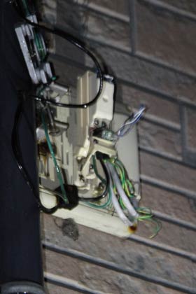 落雷のためにカバーが破壊されたと思われる電話か電気の引き込み線