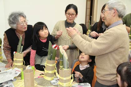 21日、「ふれあいステーション白山町」で行われた門松を作るワークショップ