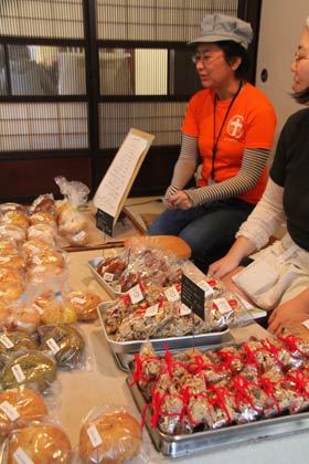 21日は「ホリウチおやつ」が出店してベーグルやグラノーラを販売