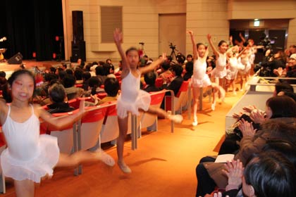 本宮さんの「笑顔招福」の演奏にあわせて演技する燕市ジュニア新体操クラブ