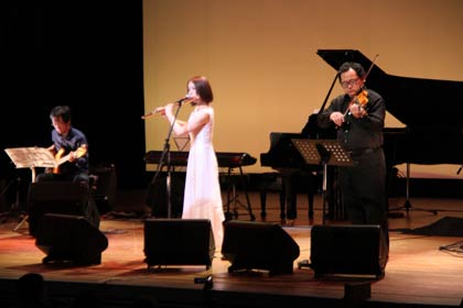 22日のスペシャルゲスト、バイオリニスト小島健弘さんとの共演