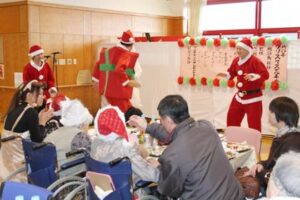 特別養護老人ホーム「分水の里」で恒例のクリスマス忘年会、寸劇を披露する分水商工会青年部