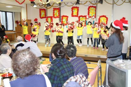 分水児童館のダンスサークル「童楽夢」がダンスを披露