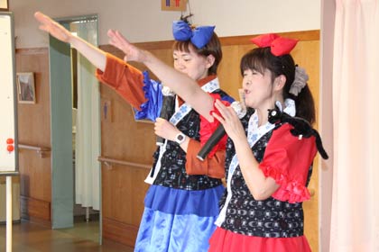  職員による「潮騒のメモリー」を歌うあまちゃん？