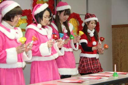 職員によるハンドベル演奏