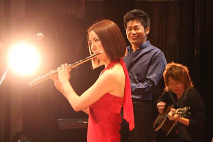 本宮さんの演奏を笑顔で見守る狩野さん