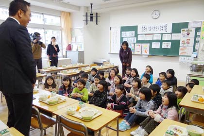児童に和食やその文化遺産登録について話す国定市長