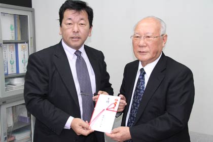 30万円を寄付したグローバルの柳原社長(左)と寄付を受けた燕市社協の青柳会長(右)