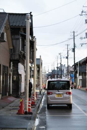 大通り商店街は新しい街灯の柱が立った