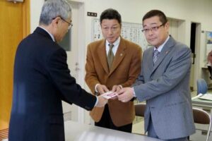 左から三条市社会福祉協議会の小林事務局長、三条中央ライオンズクラブの中沢会長、島影テールツイスター