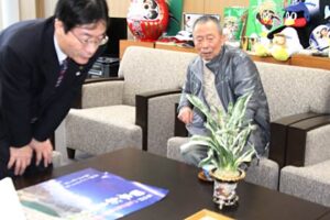 第68回日本おもと名品展で内閣総理大臣賞を受け、鈴木燕市長を表敬訪問した熊谷半一さん