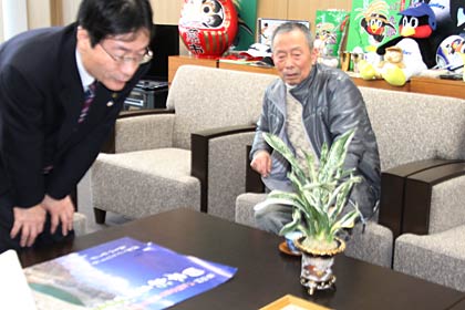 第68回日本おもと名品展で内閣総理大臣賞を受け、鈴木燕市長を表敬訪問した熊谷半一さん