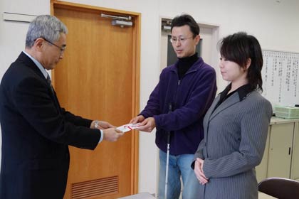 ＝右から三条市ボランティア連絡協議会の本間会長、「歳末たすけあい募金・チャリティショー」実行委員会の佐藤委員長、三条市社会福祉協議会の小林事務局長