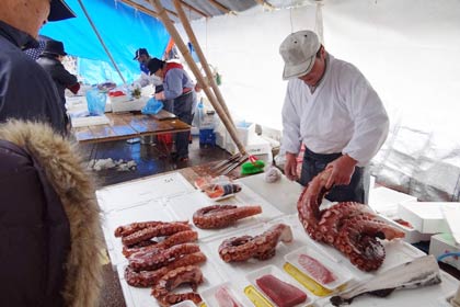 タコや塩引きを販売する鮮魚店