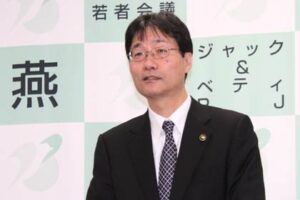 27日、定例記者会見を行う鈴木燕市長